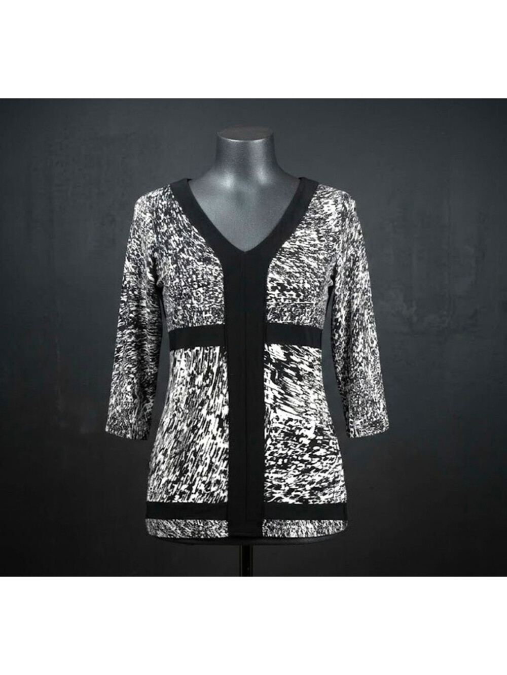 Colletta Abstract Print Top | Black & White V-Neck Tunic Blouse (US 6 / UK 10)